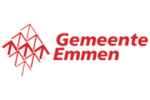 Het logo van de Gemeente Emmen. Dit is een rood logo met pijlen die omhoog wijzen, daarnaast de tekst Gemeente Emmen.